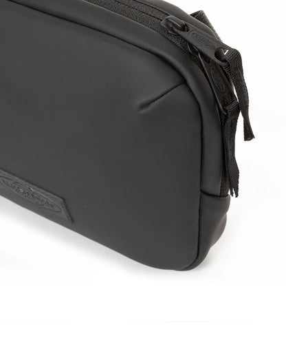 EASTPAK Arjan CNNCT F – Premium Τσάντα Ώμου Matte Black (2,5L)